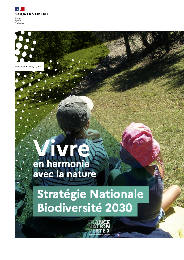 Première de couverture du document "Stratégie Nationale de Biodiversité 2030" avec un au à gauche le logo du gouvernement français et en fond une photo de 2 enfants de dos dans la nature