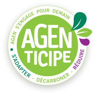 un rond vert avec écrit en blanc "Agenticipe" entouré d'un cercle blanc et 3 feuilles (une verte, une vert clair et une violette) avec écrit "Agen s'engage pour demain - S'adapter, Décarboner, Réduire"