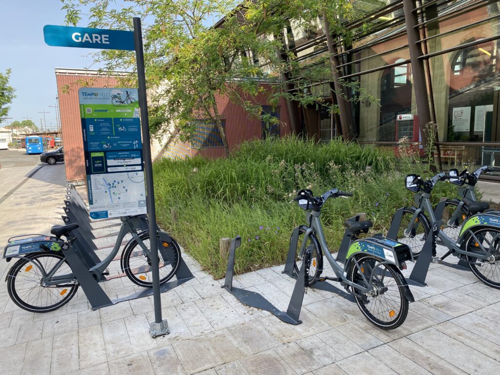 Photo de 3 vélos garés dans une station en libre service