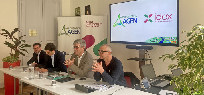 Photo de 4 hommes, dont le maire d'Agen, présentant la signature de la collaboration entre l'Agglomération et IDEX pour développer le réseau de chaleur urbain